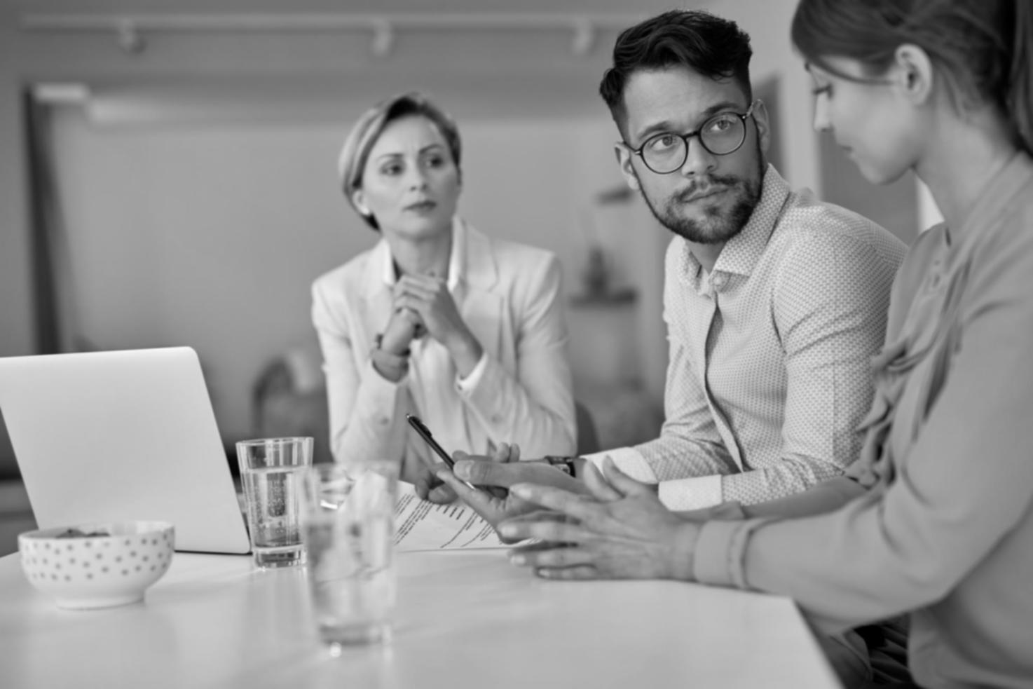 Professionnel travaillant sur des analyses financières avec des documents et un ordinateur