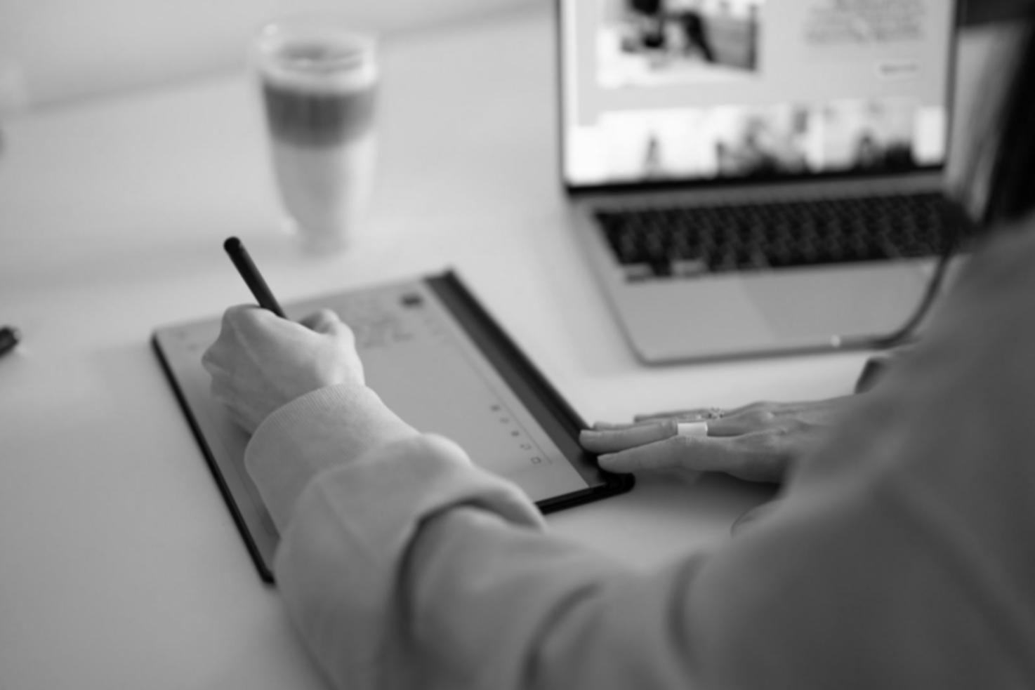 Analyste financier travaillant sur des données complexes avec concentration