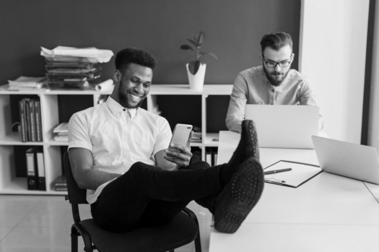 Espace de travail organisé avec documents financiers et ordinateur