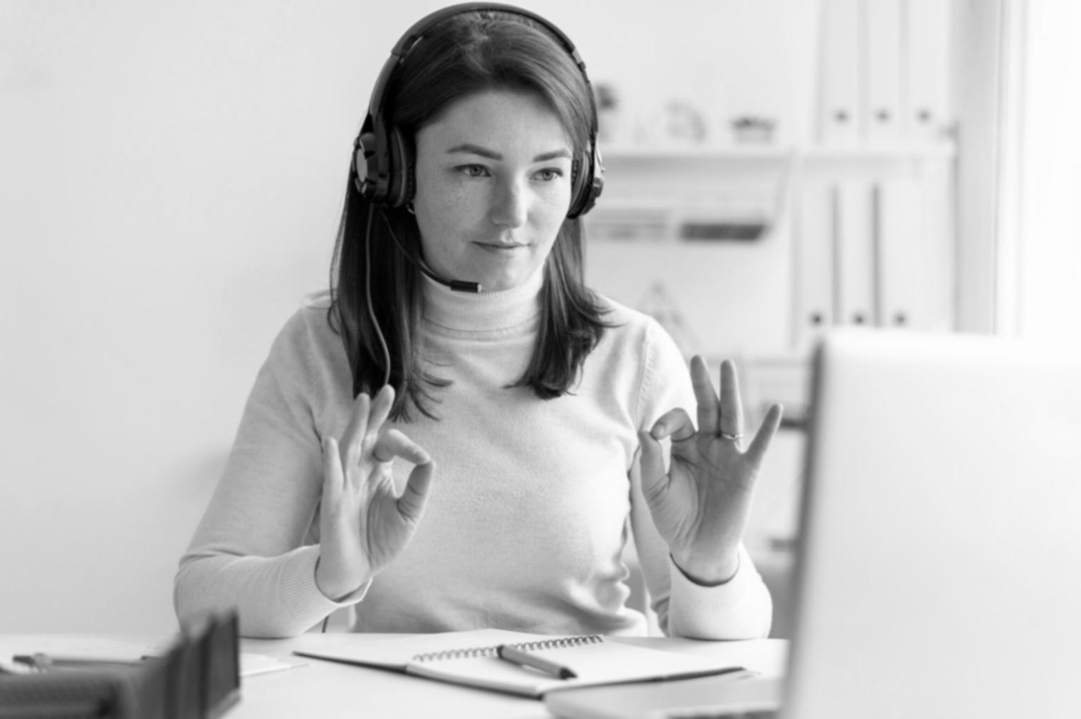 Équipe d'analystes travaillant sur des modèles financiers collaboratifs